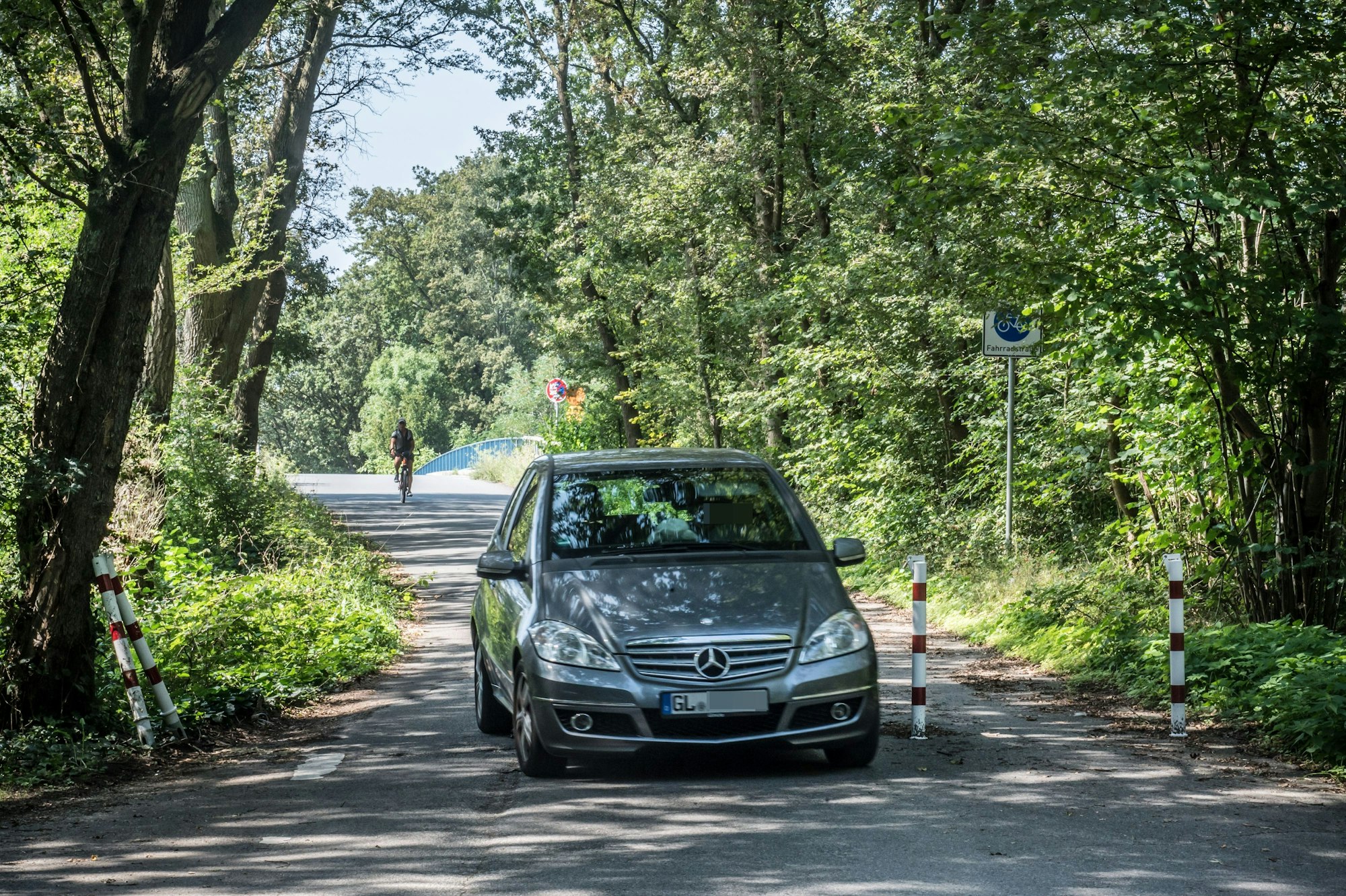 Knochenbergsweg, Poller wurden teils gestohlen, teils nur zur Seite gestellt. Foto: Ralf Krieger
