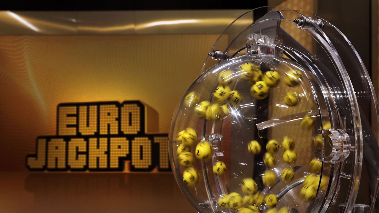 Eurojackpot Kugeln werden durchmischt.