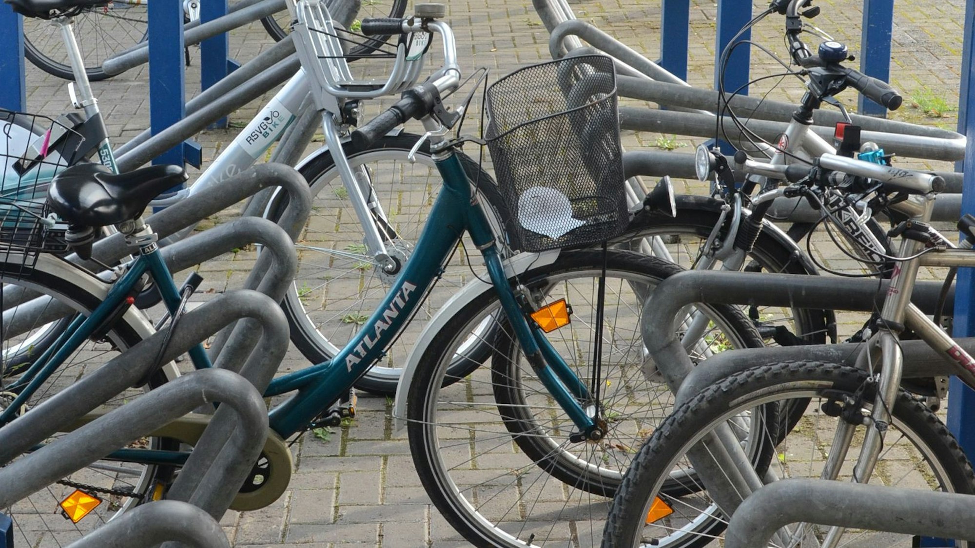 Fahrräder an einer Abstellanlage.
