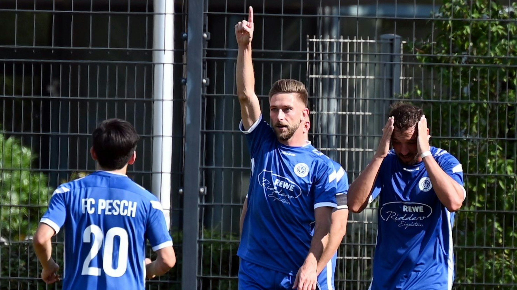 20.08.2023, Fussball-Deutz 05 - FC Pesch
mitte: Torschütze Marcel Dawidowski zum 2:1 für Pesch
Foto: Uli Herhaus