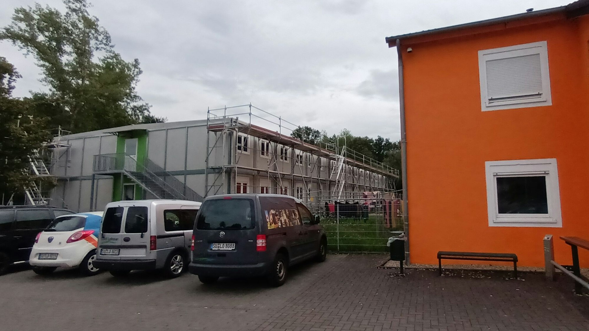 Anscheinend tritt hier Wasser ein: Die Containeranlage am Dammweg in Lohmar.