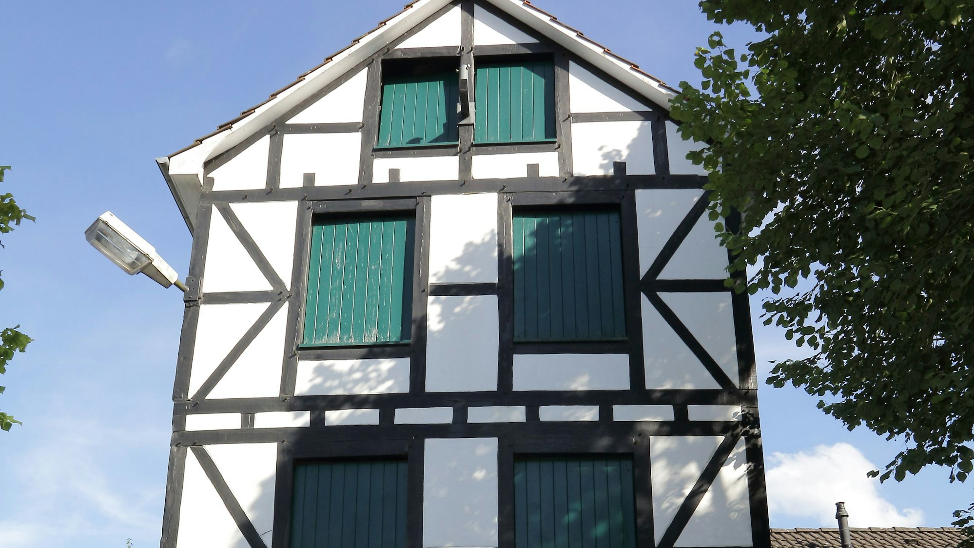 Das Foto zeigt den Schlauchturm der Feuerwehr in Kürten-Olpe.