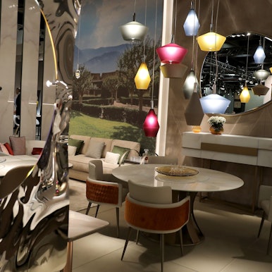 Designer-Möbel stehen während der Möbelmesse imm cologne 2020 auf dem Stand des Herstellers Reflex.