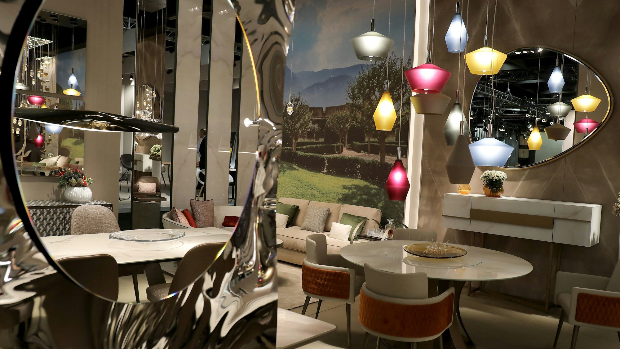 Designer-Möbel stehen während der Möbelmesse imm cologne 2020 auf dem Stand des Herstellers Reflex.