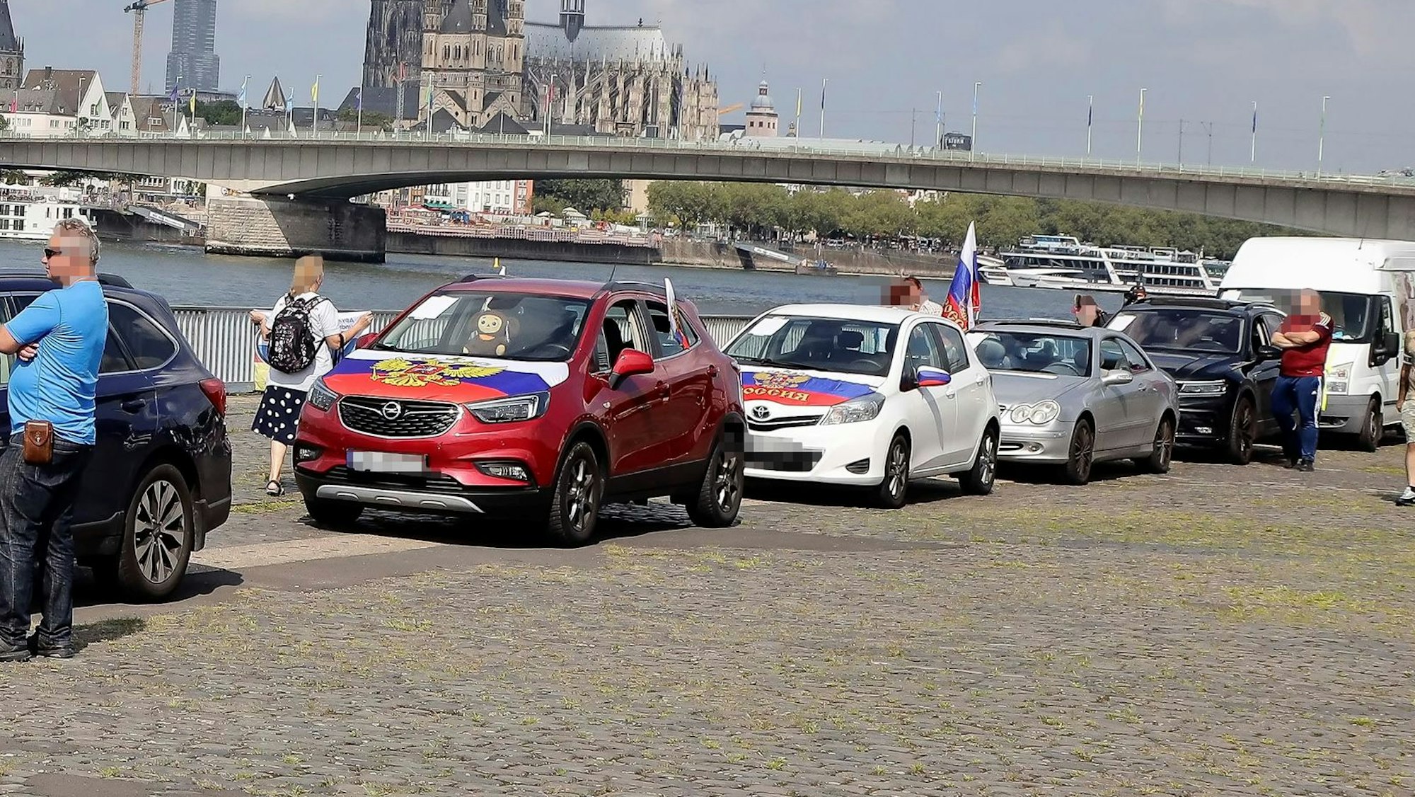 Der weiße Wagen von Eugen W. in der Kolonne beim Treffpunkt an der Deutzer Werft. Rund 40 Autos hatten sich an dem Autokorso beteiligt.