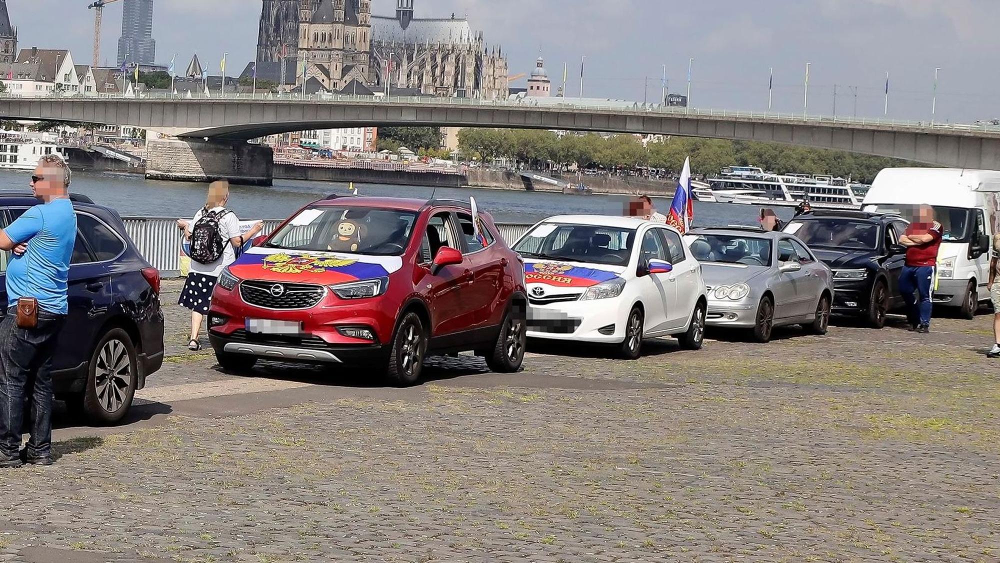 Der weiße Wagen von Eugen W. in der Kolonne beim Treffpunkt an der Deutzer Werft. Rund 40 Autos hatten sich an dem Autokorso beteiligt.
