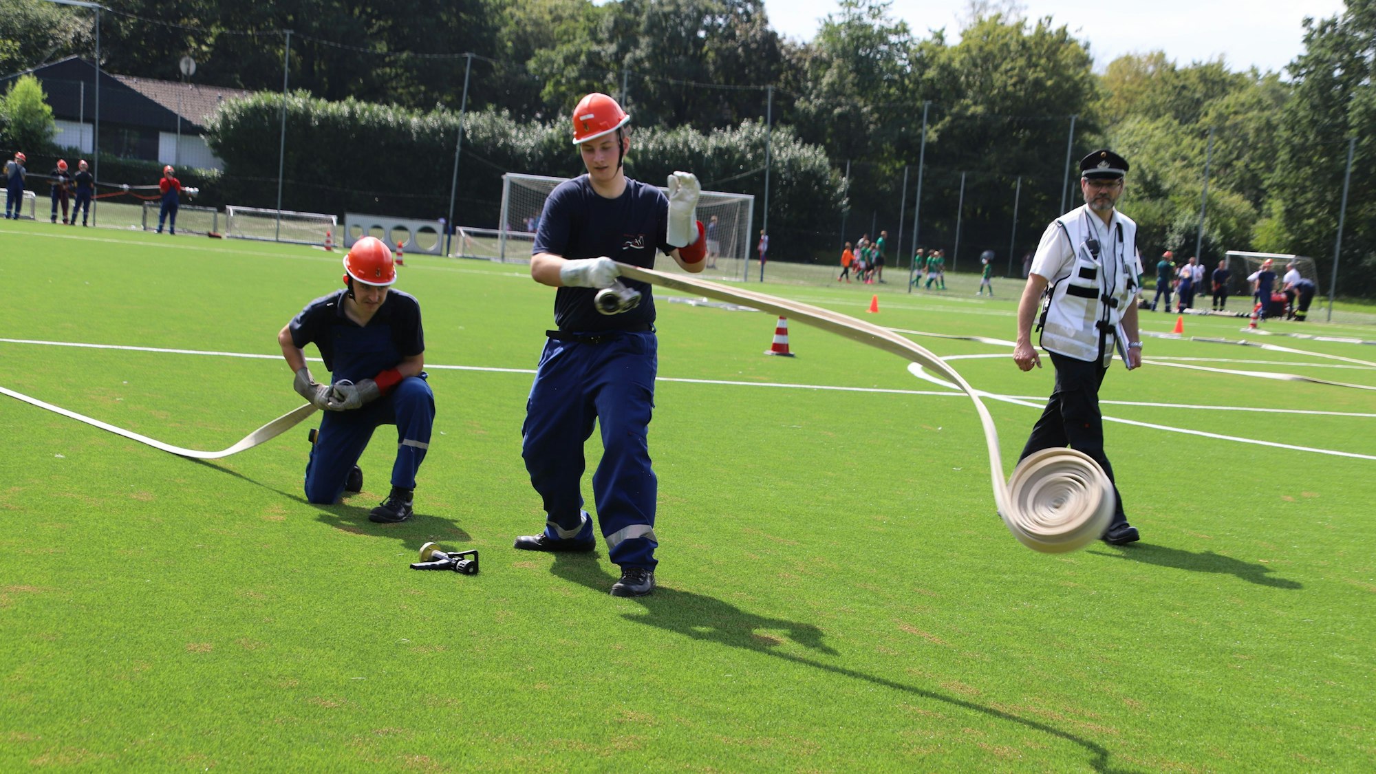 23 Jugendfeuerwehrgruppen traten in Hennef auf dem Gelände von Schul- und Sportcampus zur Abnahme der Leistungsspange an. Bei der feuerwehrtechnischen Übung mussten sie Schläuche ausrollen und aneinander kuppeln.