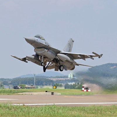 Dieses vom südkoreanischen Verteidigungsministerium zur Verfügung gestellte Foto zeigt einen Kampfjet von Typ KF-16 der südkoreanischen Luftwaffe während der Militärübung „Ulchi Freedom Shield“.