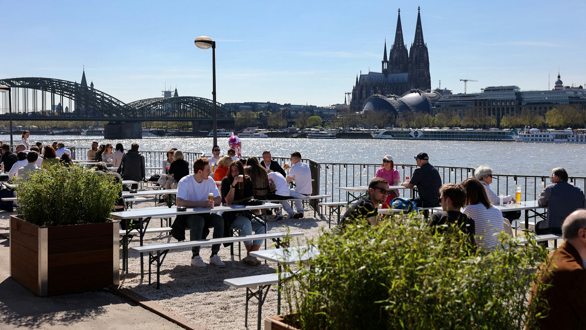 Köln
Gastronomie Rheinterrassen in Deutz mit Blick auf den Dom