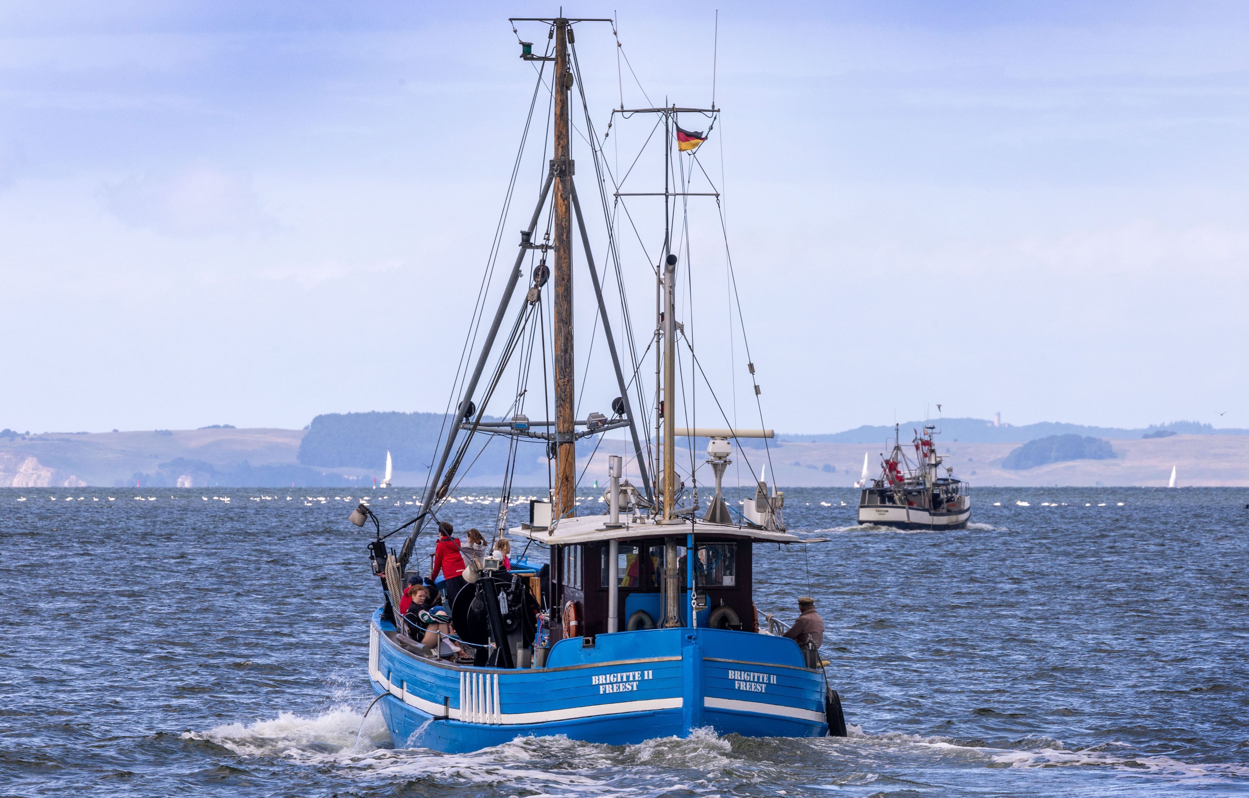 Freest: Fischkutter fahren vom Peenestrom auf die Ostsee.