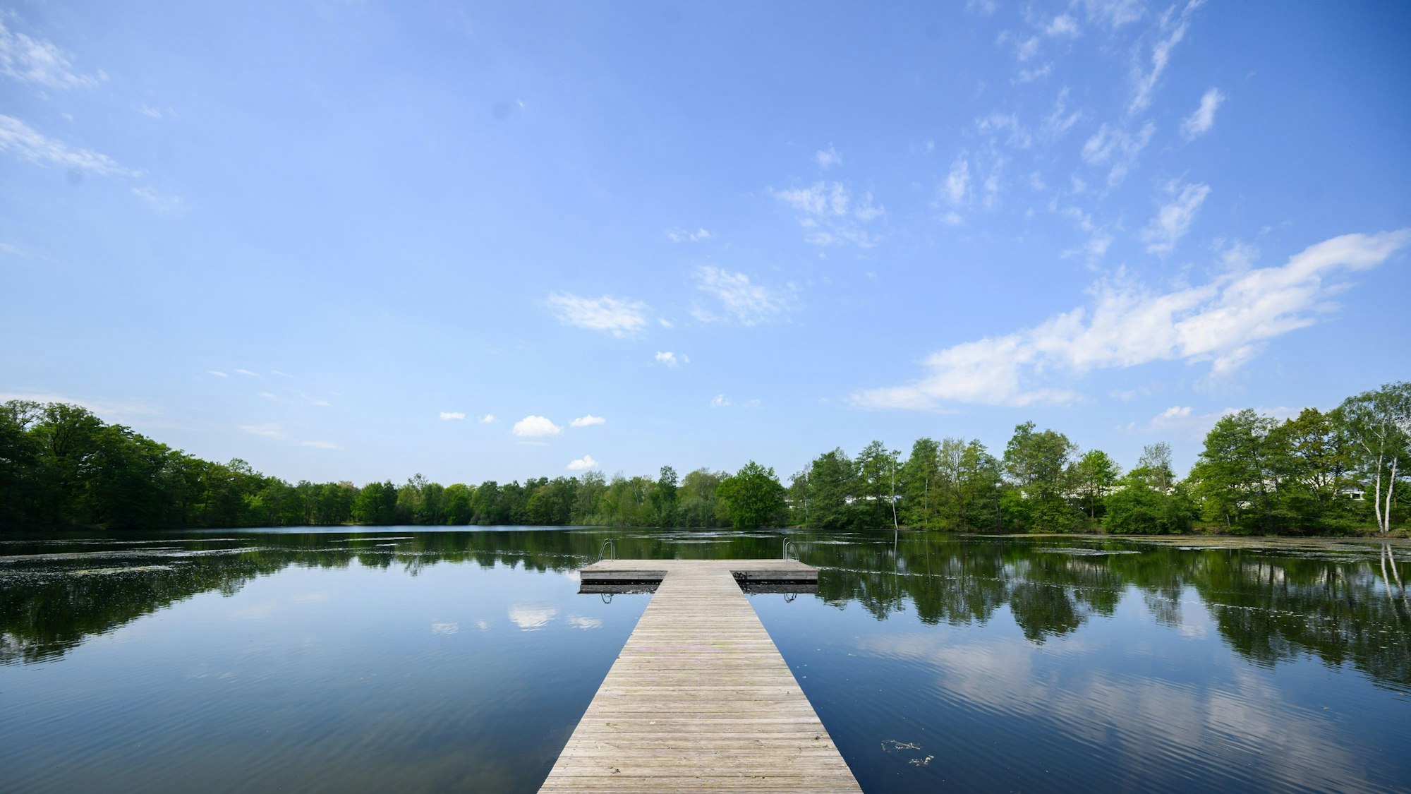 Ein Steg führt an einem Badesee in der Region Hannover ins Wasser. (Symbolbild)