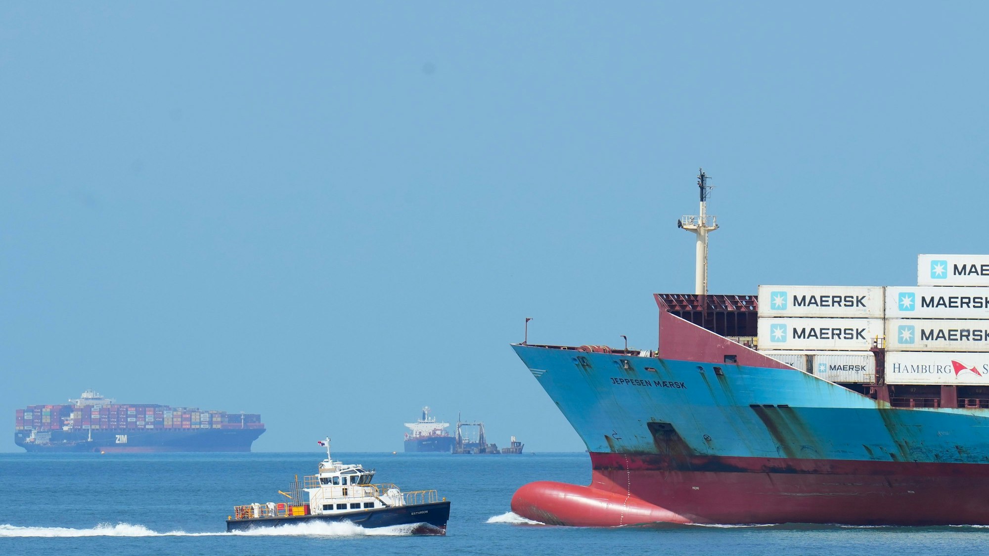 Vor dem Panamakanal staut sich auf beiden Seiten der Verkehr.