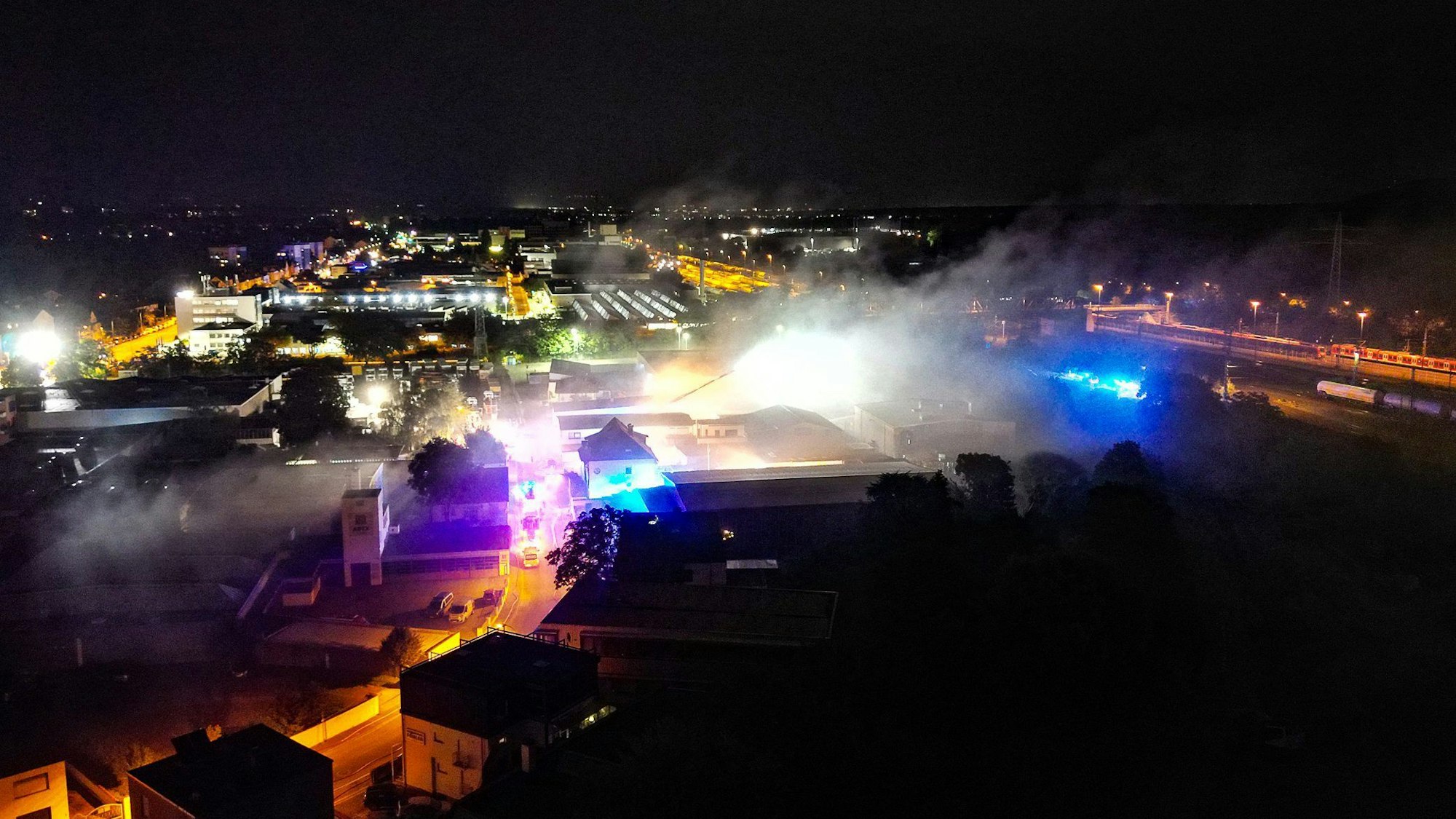 Offenbach: Blick auf einen Großbrand in einem Recycling-Betrieb für Batterien.