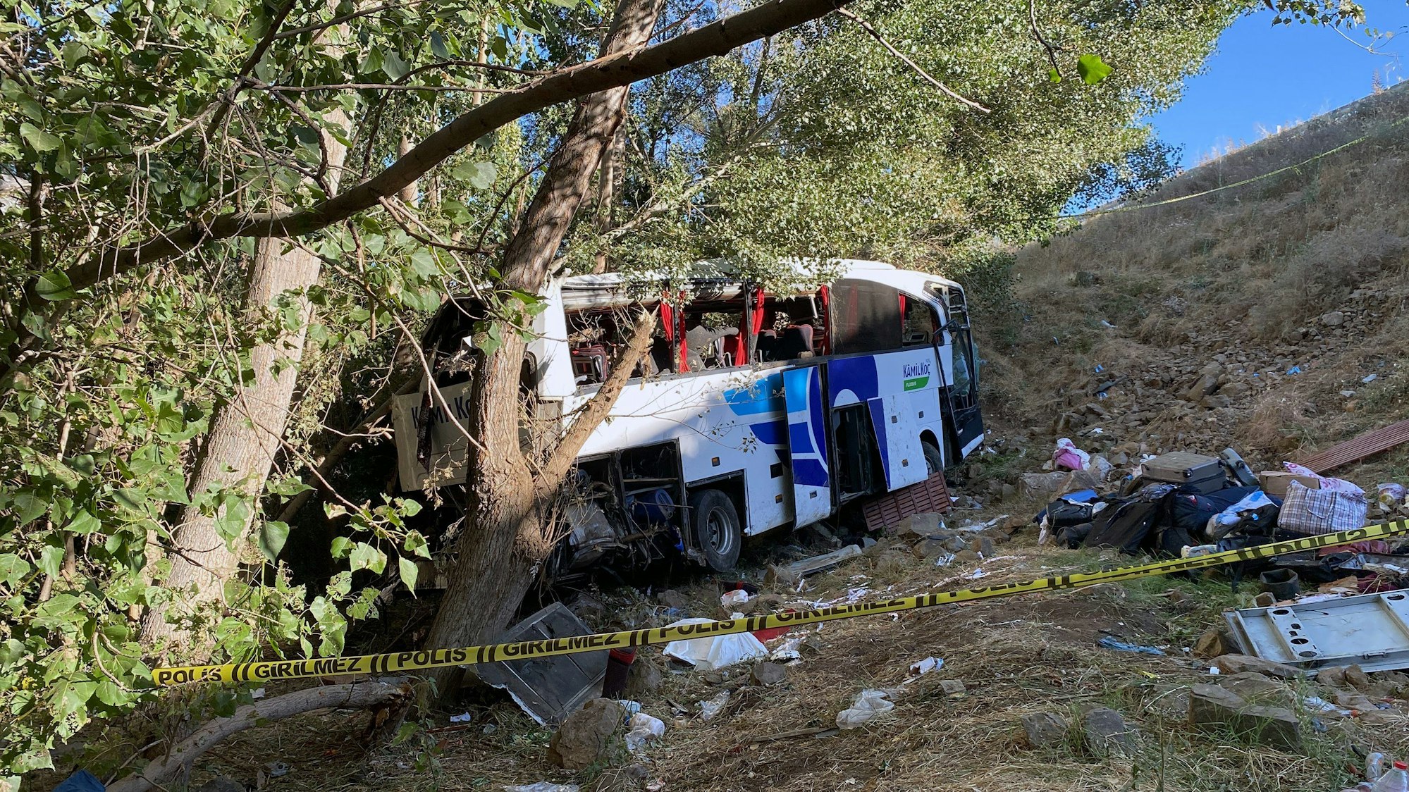 Türkei, Yozgat: Nach einem Unfall liegt der zerstörte Bus an einem Hang zwischen Bäumen.