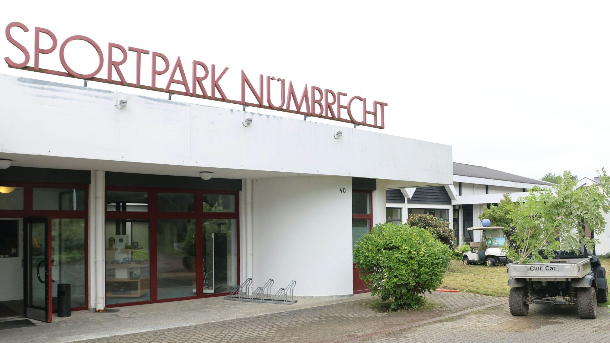 Blick von außen auf den Eingangsbereich des Sportparks Nümbrecht.