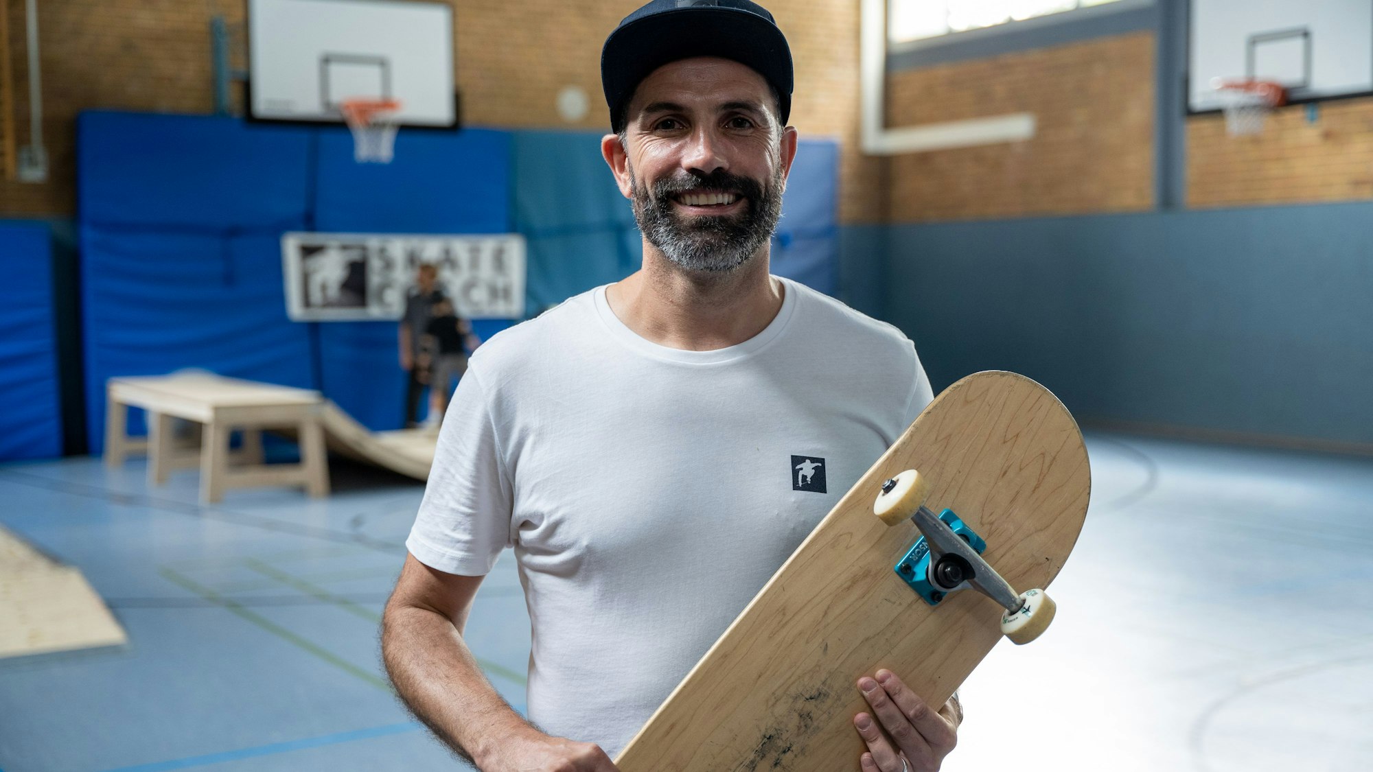 Olaf Küsgens bringt Kindern Skateboardfahren bei.