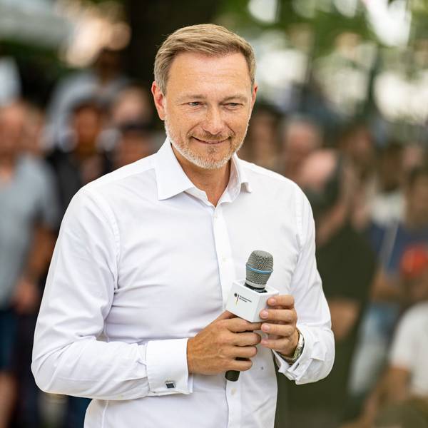 Christian Lindner (FDP), Bundesminister der Finanzen, spricht beim Ministerdialog am Tag der offenen Tür der Bundesregierung mit Besuchern.