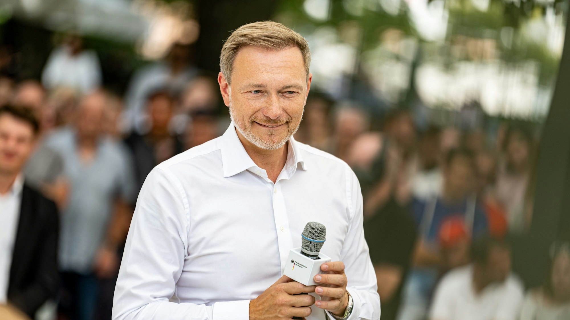 20.08.2023, Berlin: Christian Lindner (FDP), Bundesminister der Finanzen, spricht beim Ministerdialog am Tag der offenen Tür der Bundesregierung mit Besuchern. Foto: Fabian Sommer/dpa +++ dpa-Bildfunk +++