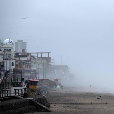 Ein einzelner Mann läuft am Strand von Playas de Tijuana, nahe der US-amerikanischen Küste. Der Tropensturm Hilary hat Mexiko und Kalifornien getroffen.