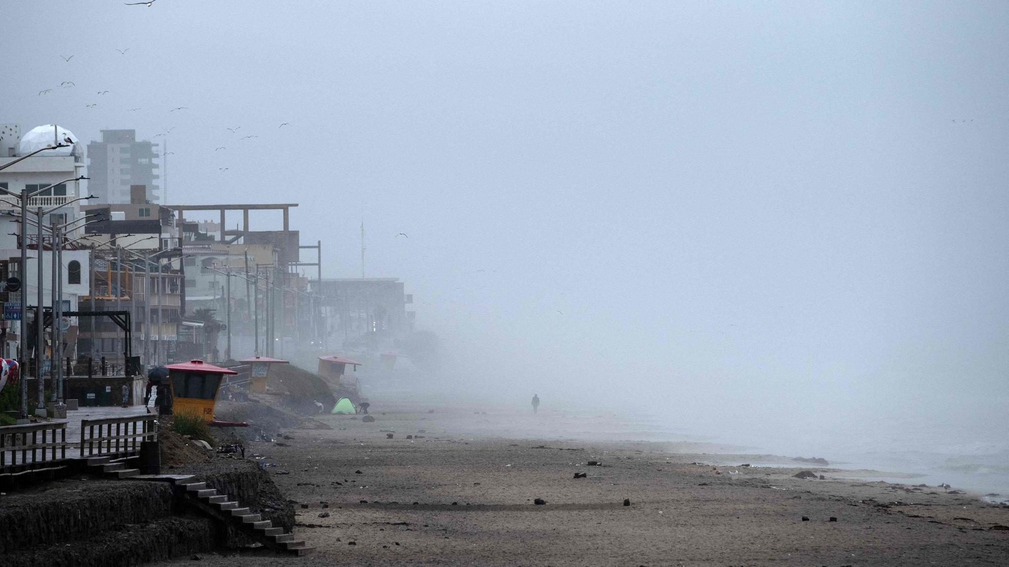 Ein einzelner Mann läuft am Strand von Playas de Tijuana, nahe der US-amerikanischen Küste. Der Tropensturm Hilary hat Mexiko und Kalifornien getroffen.