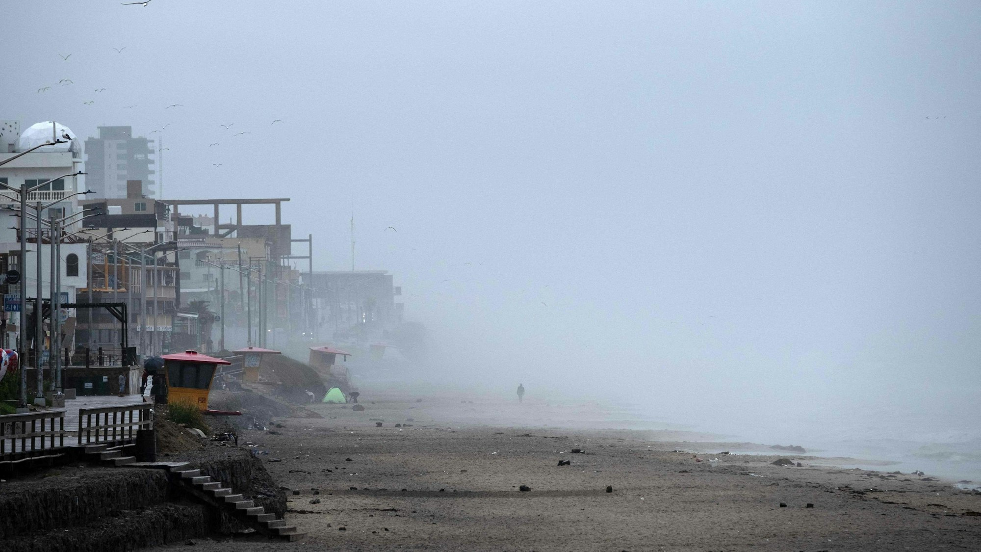 Ein einzelner Mann läuft am Strand von Playas de Tijuana, nahe der US-amerikanischen Küste. Der Tropensturm Hilary hat Mexiko und Kalifornien getroffen.