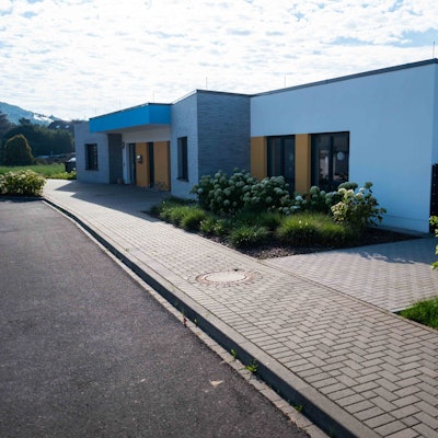 Das Bild zeigt die DRK-Kita in Kirspenich von außen.