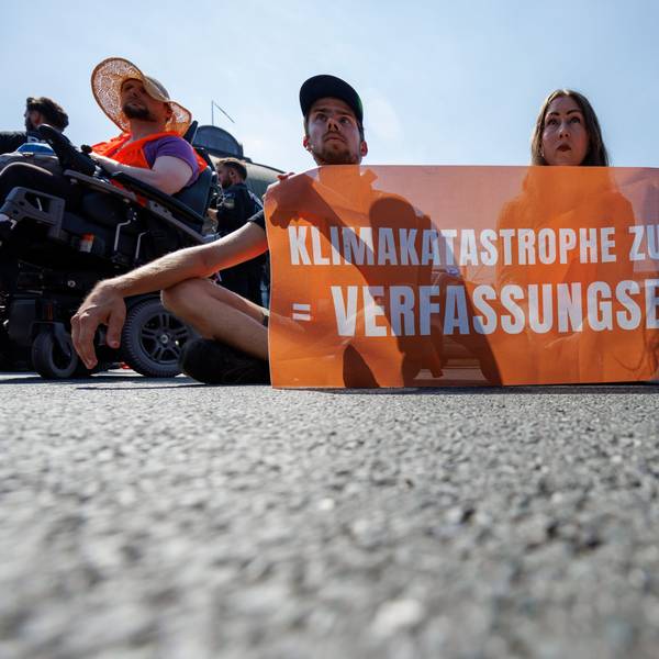 Zu sehen sind Aktivisten der Klimaschutzorganisation «Letzte Generation», sie protestieren mit einem Banner mit der Aufschrift «Klimakatastrophe zulassen = Verfassungsbruch?».