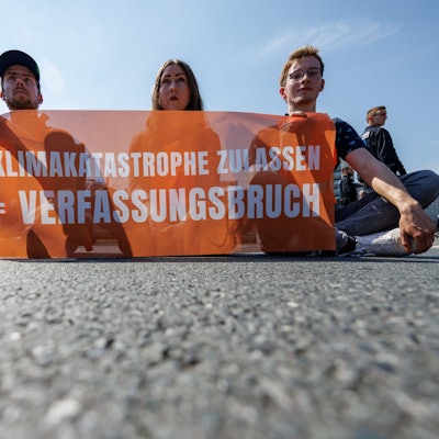 Zu sehen sind Aktivisten der Klimaschutzorganisation «Letzte Generation», sie protestieren mit einem Banner mit der Aufschrift «Klimakatastrophe zulassen = Verfassungsbruch?».