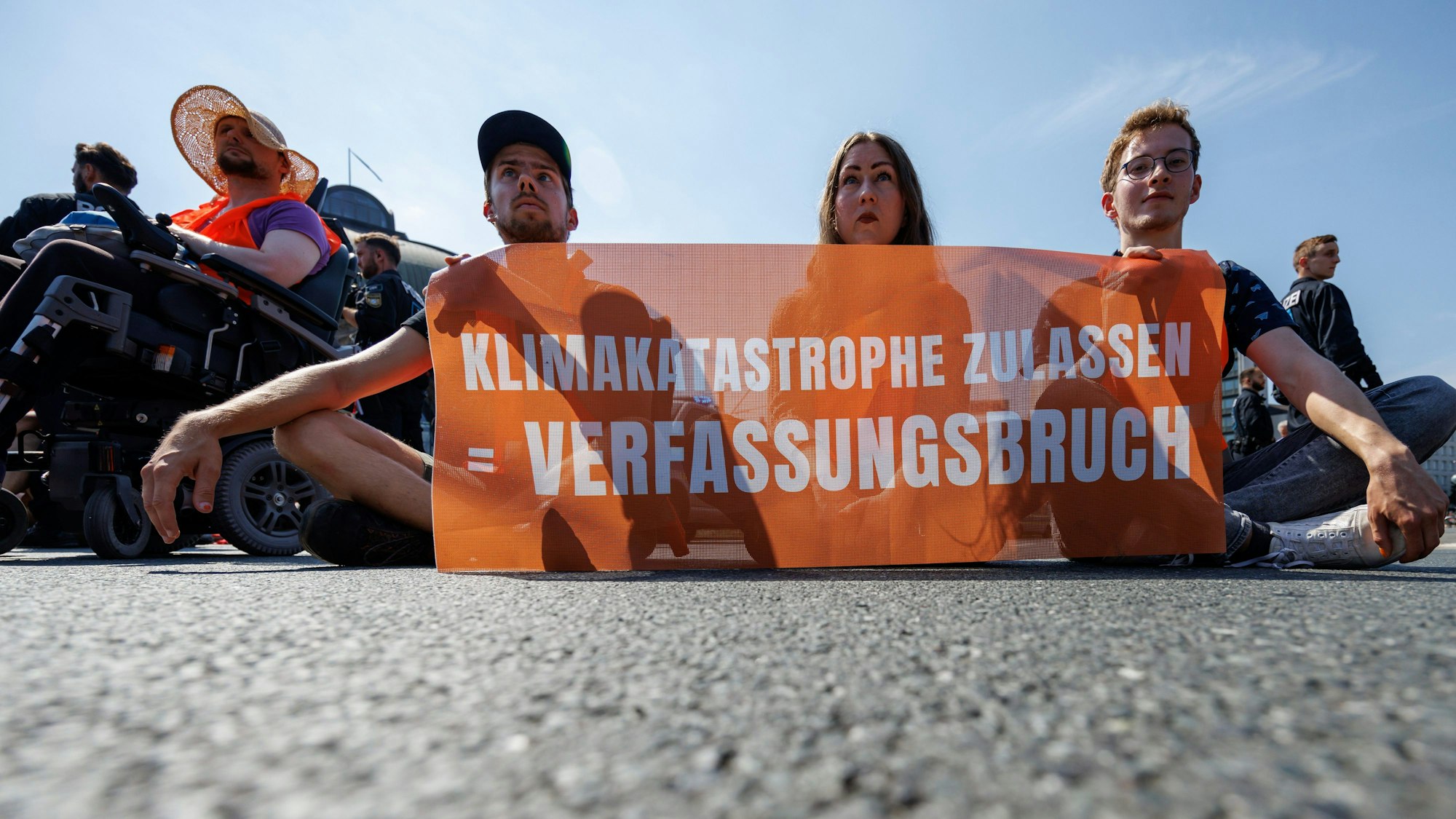 Zu sehen sind Aktivisten der Klimaschutzorganisation «Letzte Generation», sie protestieren mit einem Banner mit der Aufschrift «Klimakatastrophe zulassen = Verfassungsbruch?».