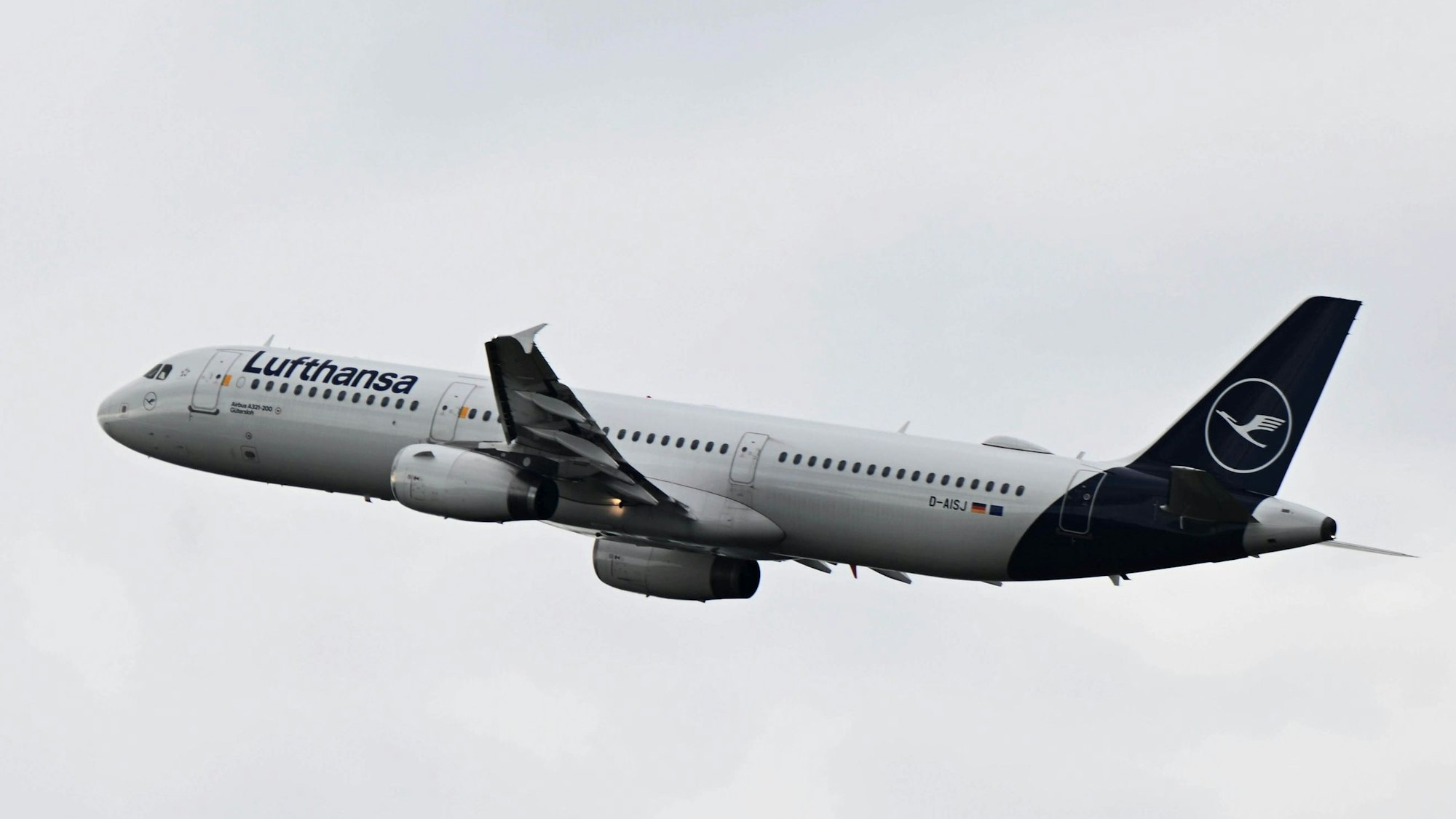 Ein Airbus A321 der deutschen Fluggesellschaft Lufthansa beim Start. Das Flugzeug ist blau und weiß lackiert. (Symbolbild)