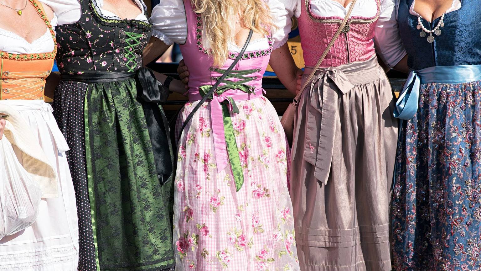 Frauen in Dirndl.