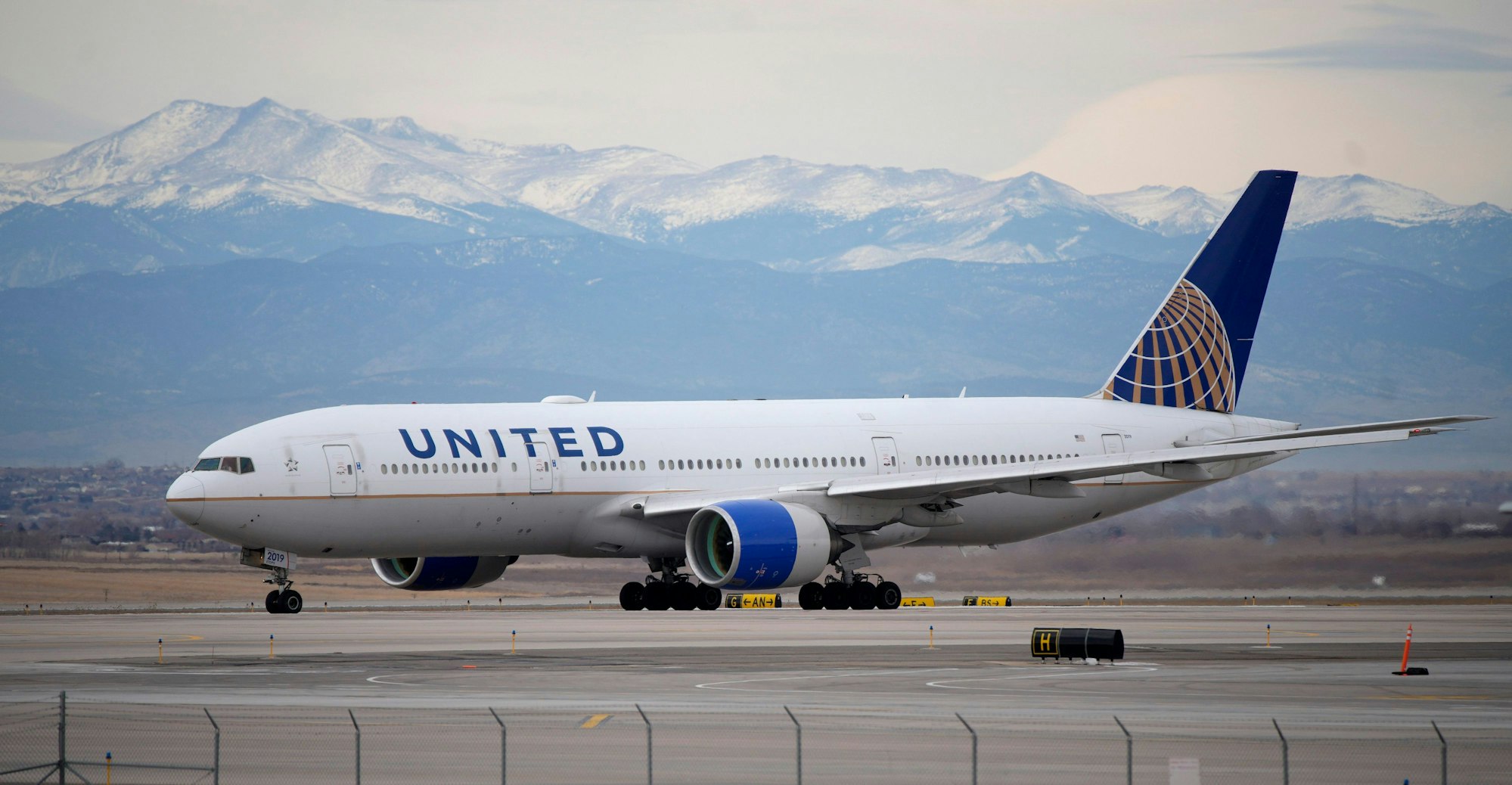 Eine Passagiermaschine von United Airlines steht auf einem Rollfeld.