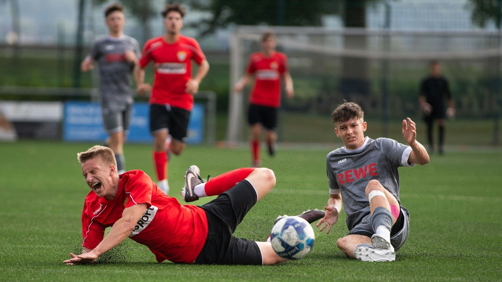Das Bild zeigt Torjäger Arsenii Rusnak, wie er auf den Kunstrasen fällt.