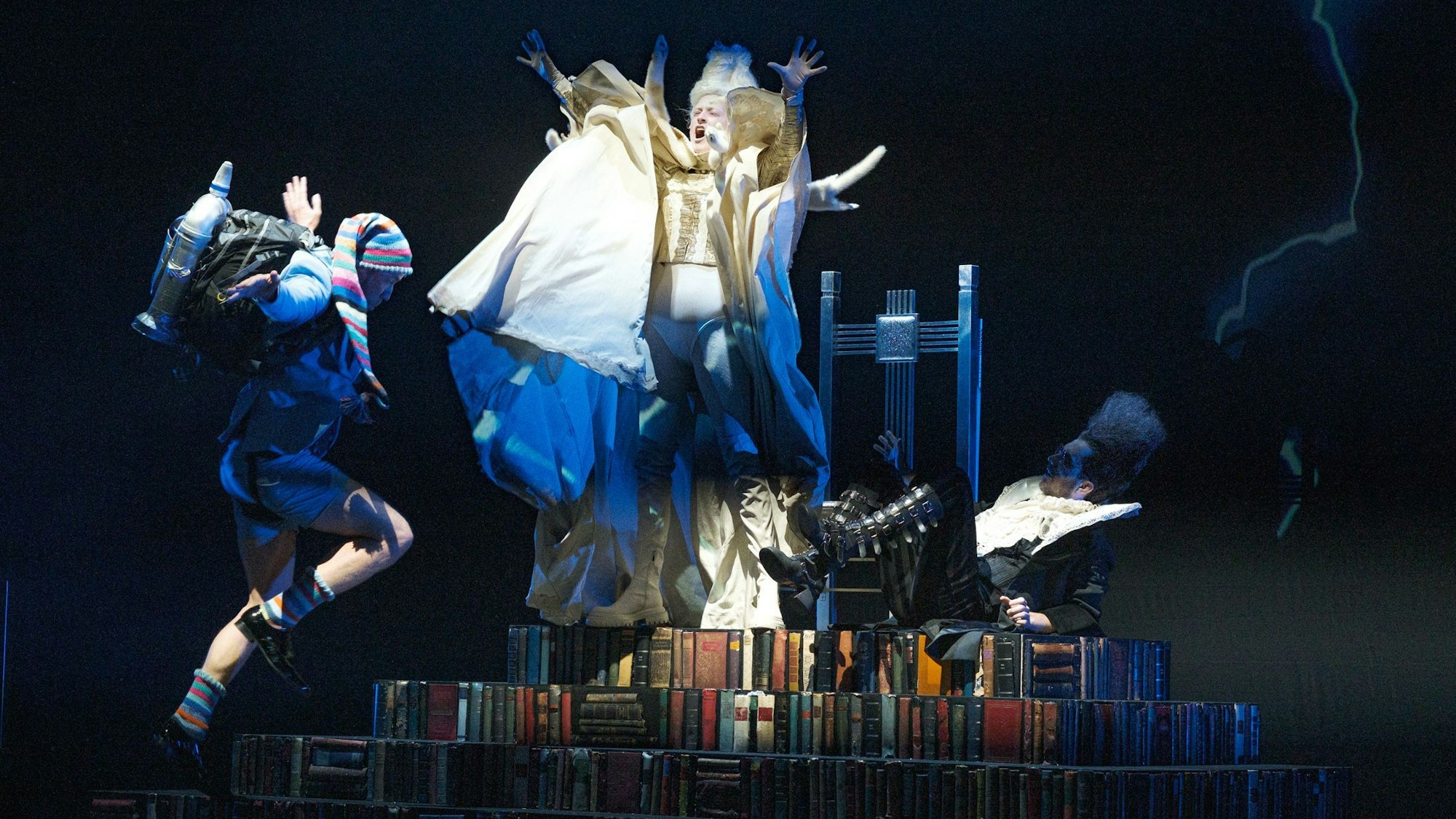 Szene aus „Tini und der magische Phantafabulieromat“ mit Nikolaus Benda (v.l.), Lola Klamroth und Seán McDonagh