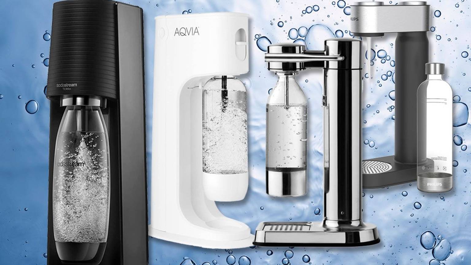 Wassersprudler von Sodastream, Philips, Aarke und Aqvia, gesprudeltes Wasser im Hintergrund.