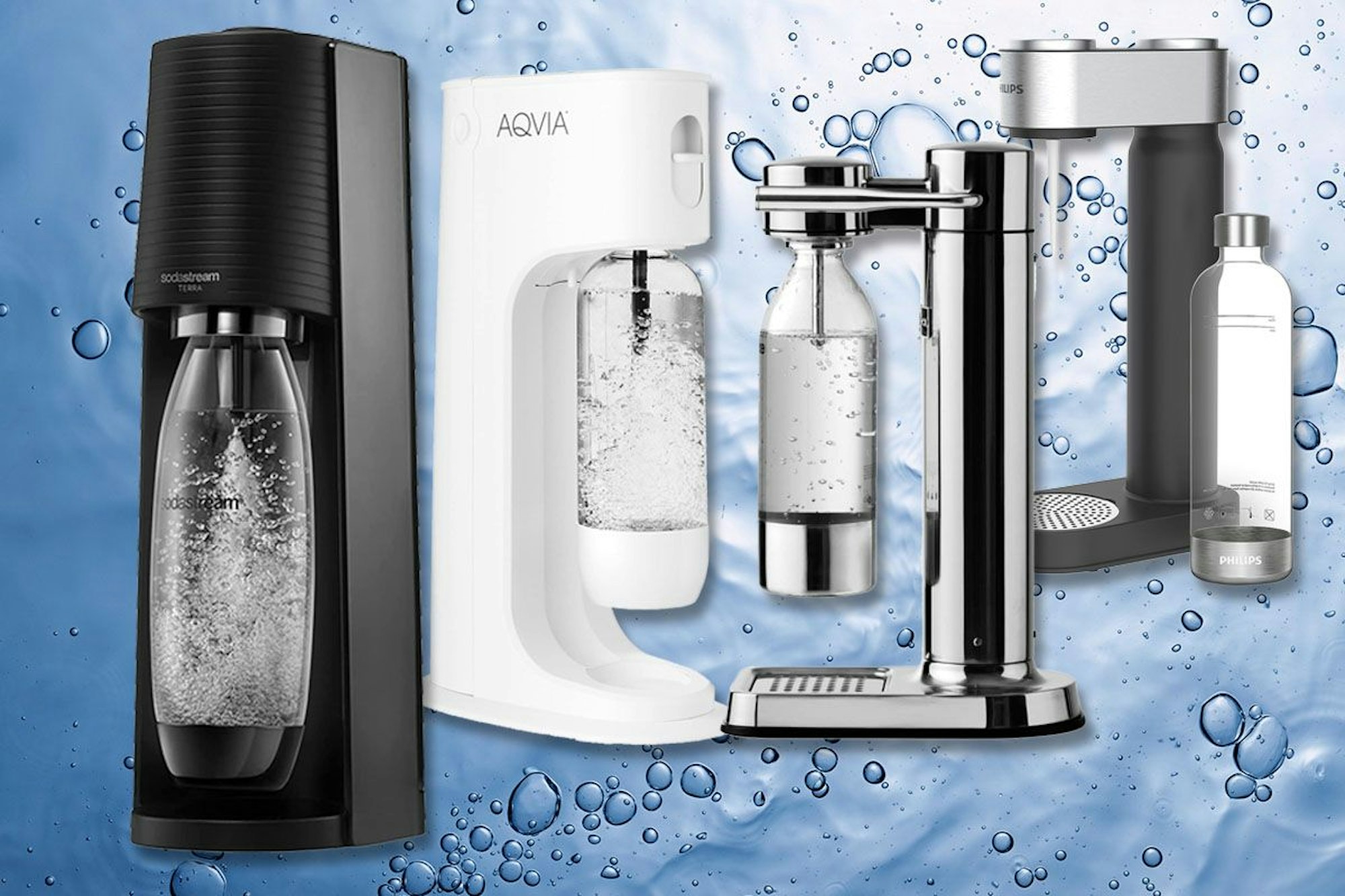 Wassersprudler von Sodastream, Philips, Aarke und Aqvia, gesprudeltes Wasser im Hintergrund.