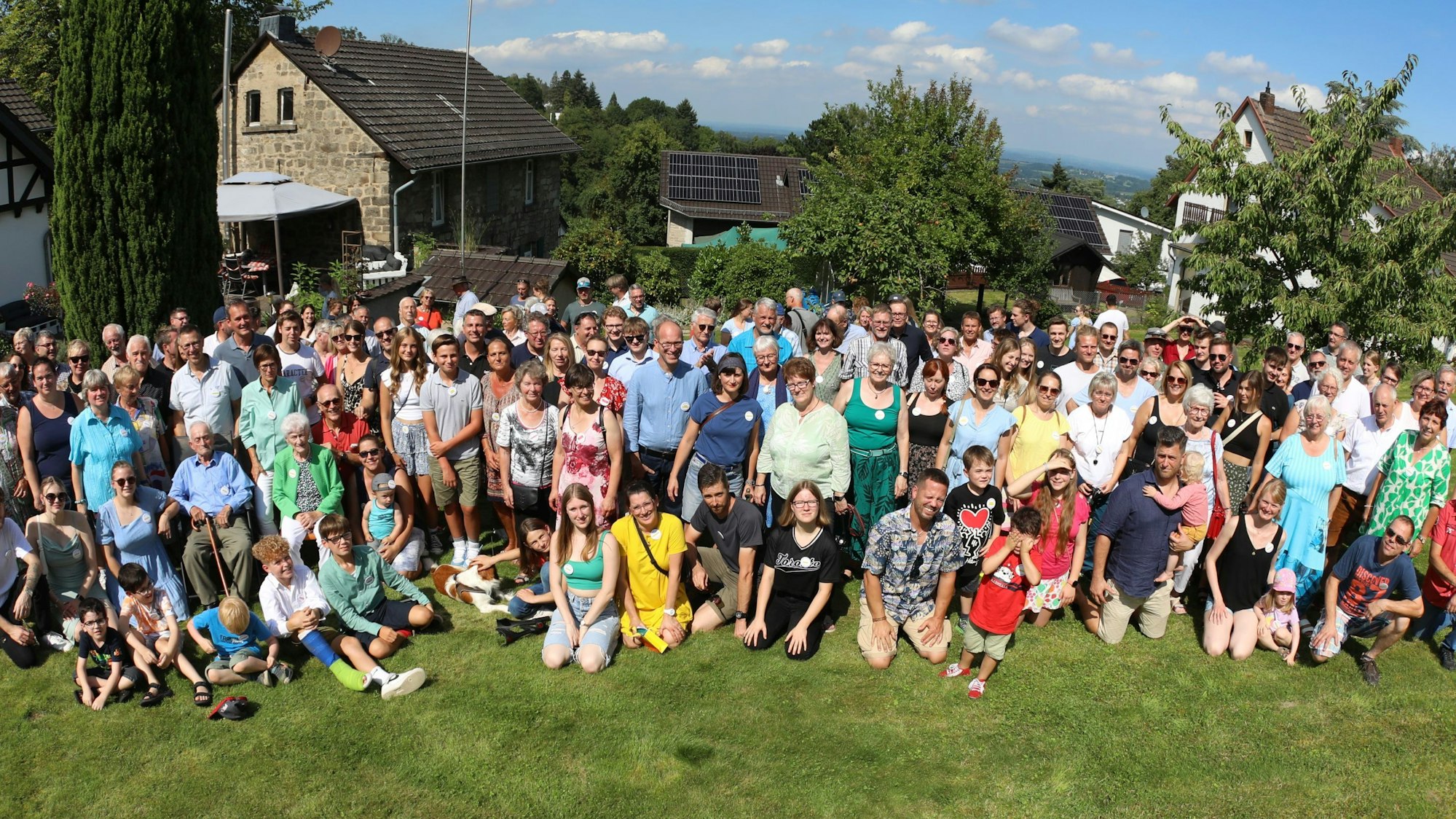 Eine große Gruppe von Menschen – Junge wie Alte – stellten sich zum Foto.