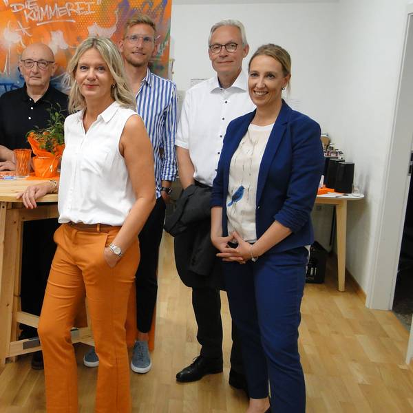 Die Verantwortlichen stehen in einer Reihe.