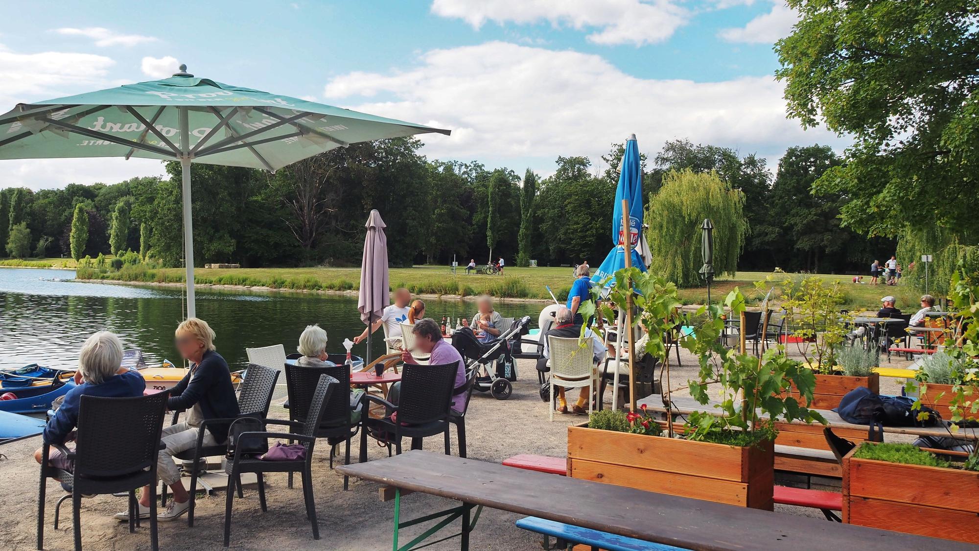Köln-Zollstock, der Biergarten am Kalscheurer Weiher mit Blick aufs Wasser