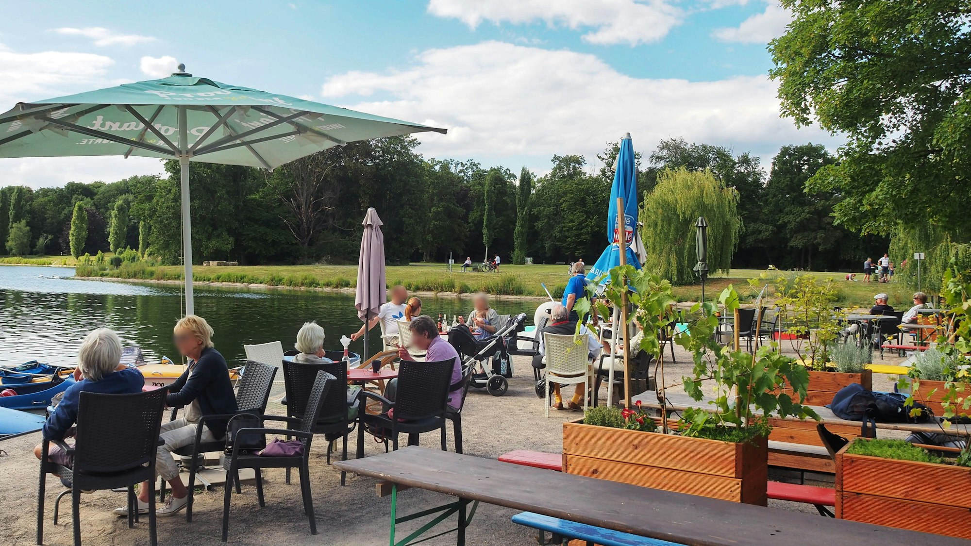 Köln-Zollstock, der Biergarten am Kalscheurer Weiher mit Blick aufs Wasser