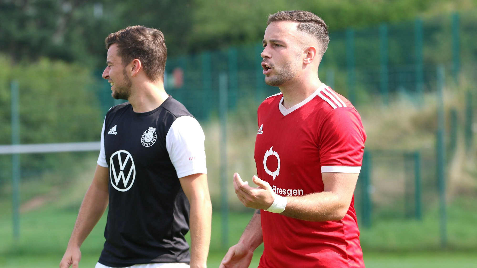 Das Bild zeigt Max Mies als Feldspieler, wie er den Ball fordert.