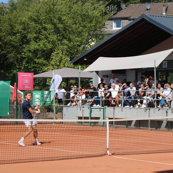 Vor vollbesetzten Rängen wurde das Finale der Bielstein Open ausgetragen. Ein Tennisspieler ist in einer Spielsituation zu sehen.