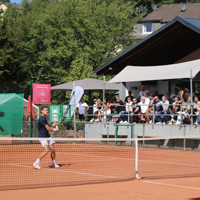 Vor vollbesetzten Rängen wurde das Finale der Bielstein Open ausgetragen. Ein Tennisspieler ist in einer Spielsituation zu sehen.