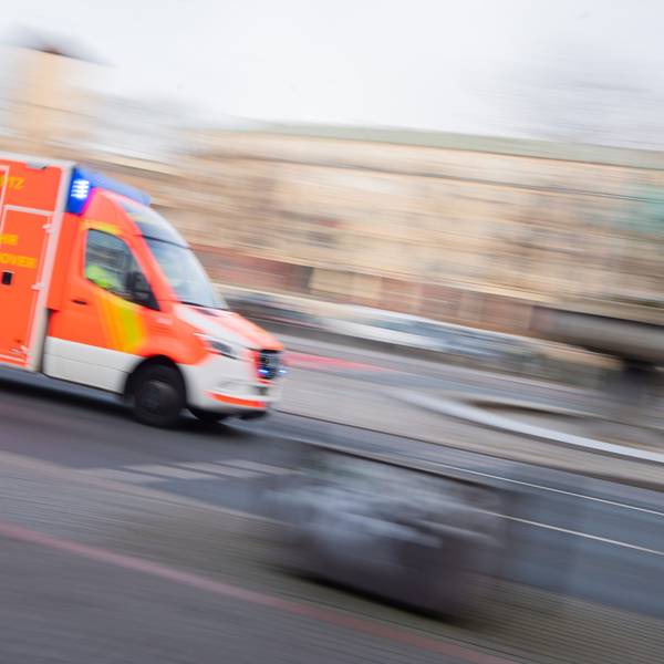 Ein Rettungswagen fährt mit Blaulicht durch die Innenstadt. (Symbolbild)