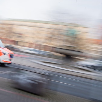 Ein Rettungswagen fährt mit Blaulicht durch die Innenstadt. (Symbolbild)