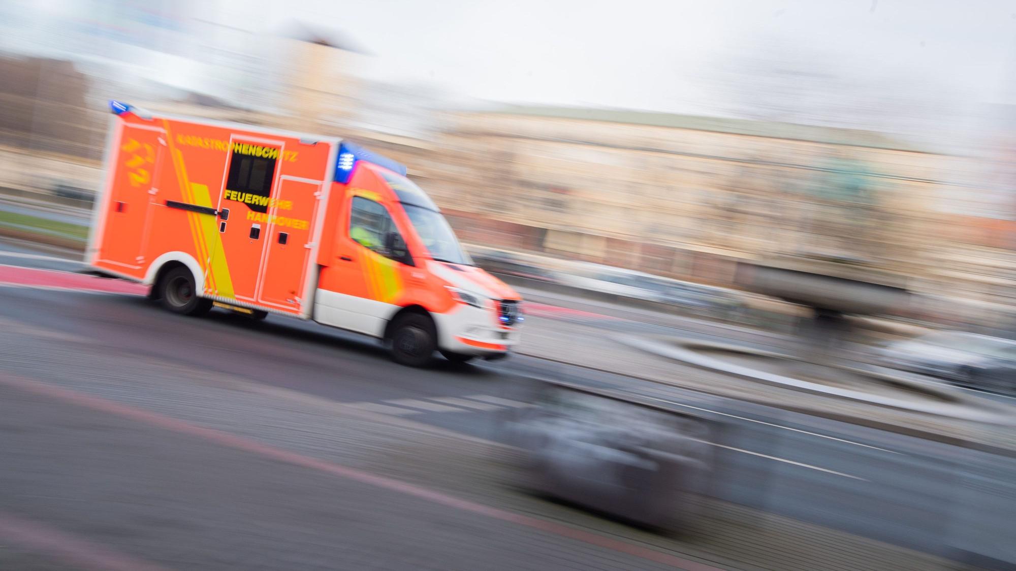 Ein Rettungswagen fährt mit Blaulicht durch die Innenstadt. (Symbolbild)