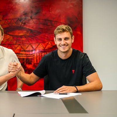 Josip Stanisic unter Simon Rolfes bei der Vertragsunterzeichnung.