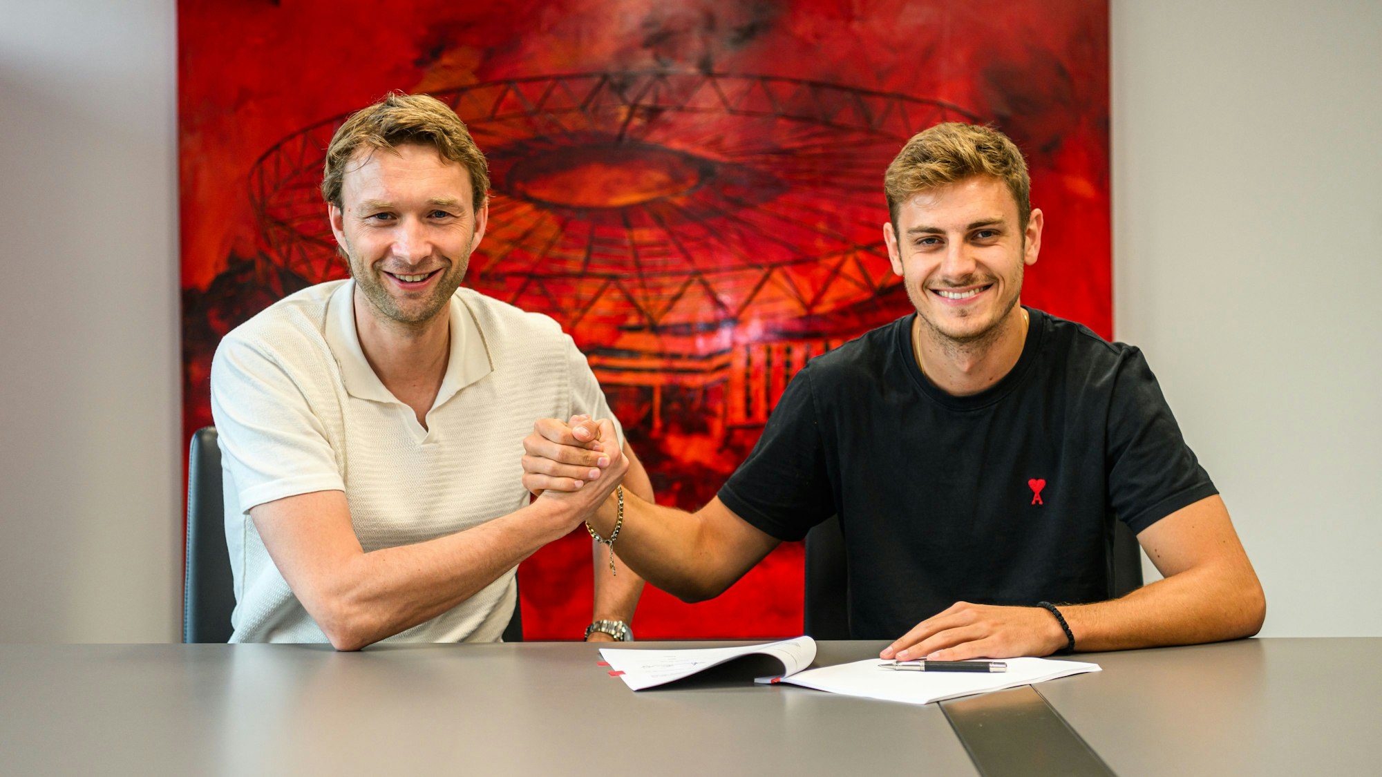 Josip Stanisic unter Simon Rolfes bei der Vertragsunterzeichnung.
