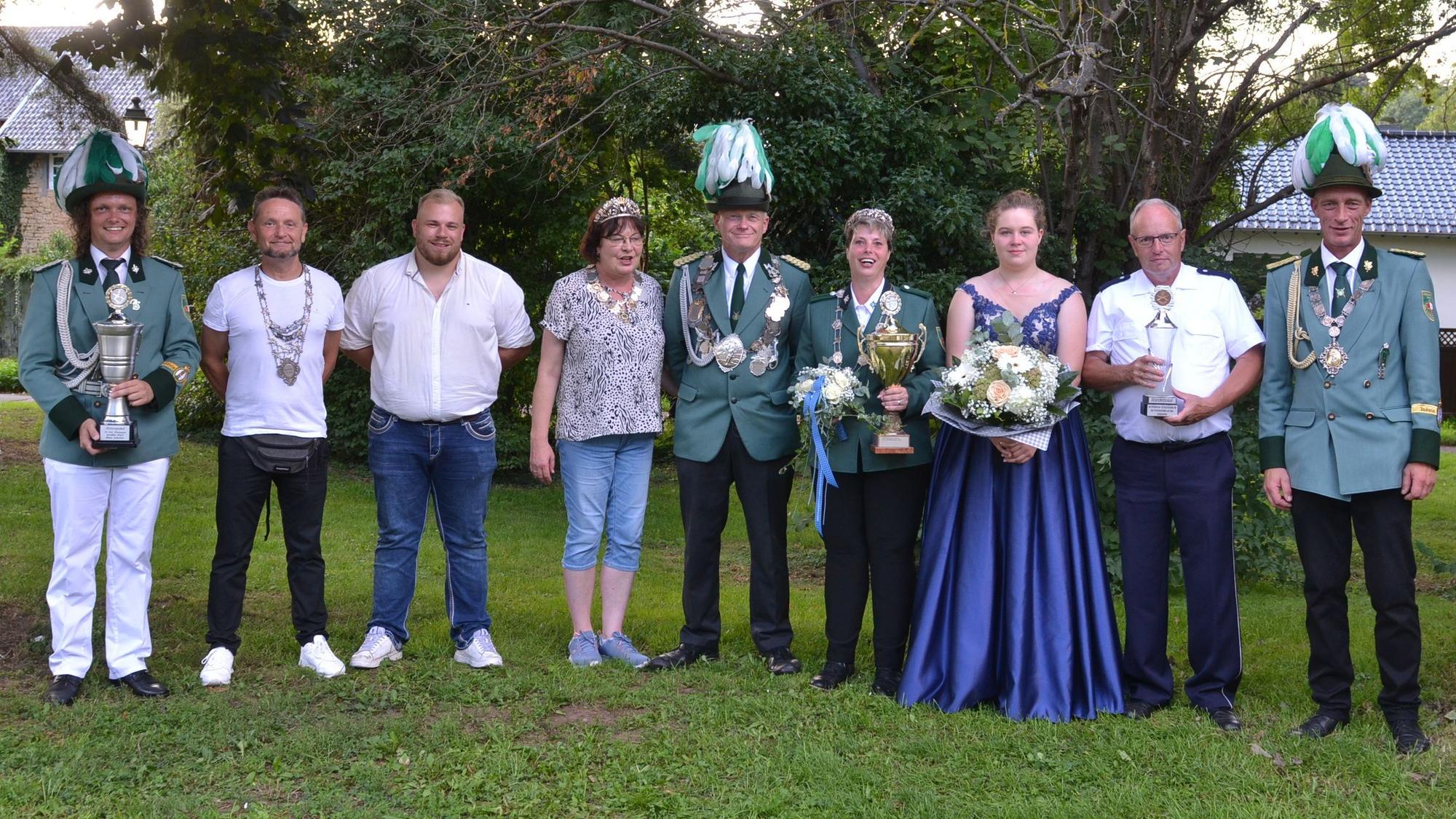 Die Sieger der Schießwettbewerbe in Kommern präsentierten sich bei einem gemeinsamen Foto. Einige von ihnen tragen die Uniform der St.-Sebastianus-Bruderschaft, eine Frau ein blaues Abendkleid.