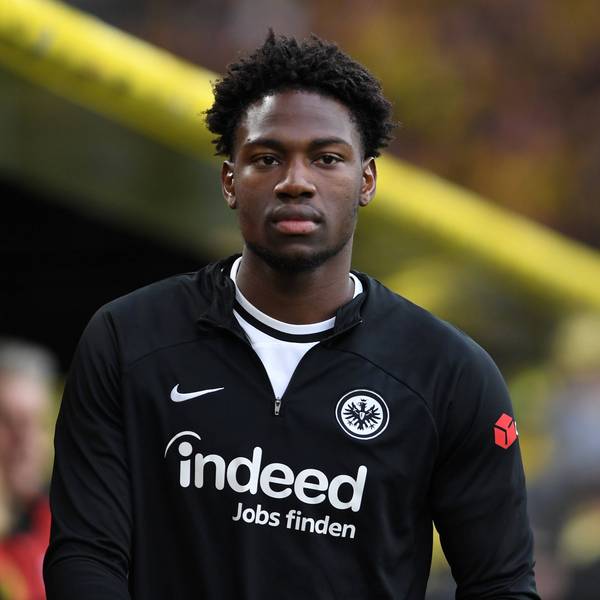 Flügelstürmer Faride Alidou im Trikot von Eintracht Frankfurt während eines Bundesliga-Spiels gegen Borussia Dortmund.
